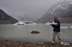 Brincando com pedaços de gelo na Laguna Torre, no Parque Nacional Los Glaciares, perto de El Chaltén, na Argentina